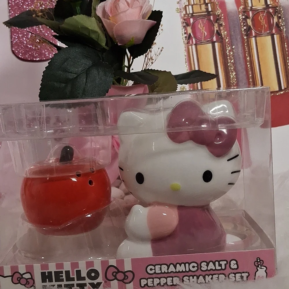 Hello Kitty In Pink & Red Apple Ceramic Salt & Pepper Set New